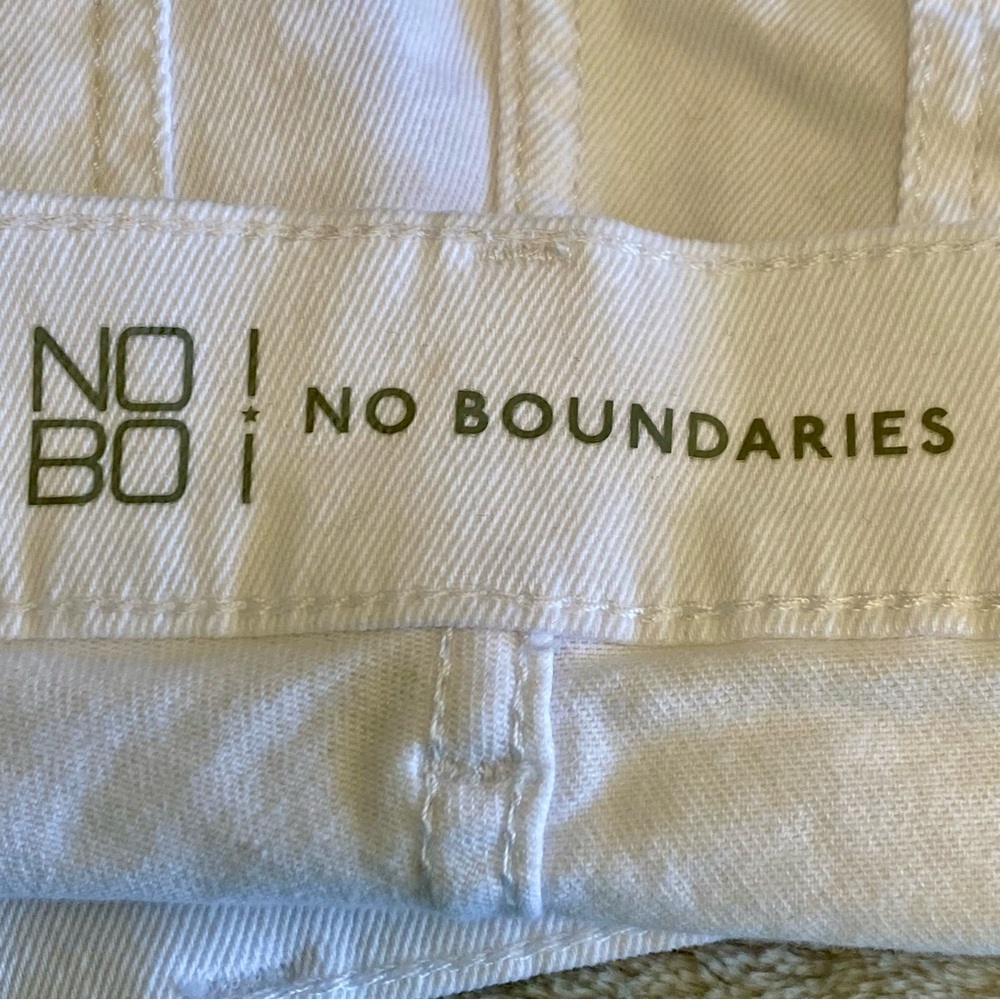 No Boundaries Sz 17 Vivid White Curvy Denim Shorts 🩳 NWT Destructed - Picture 4 of 5